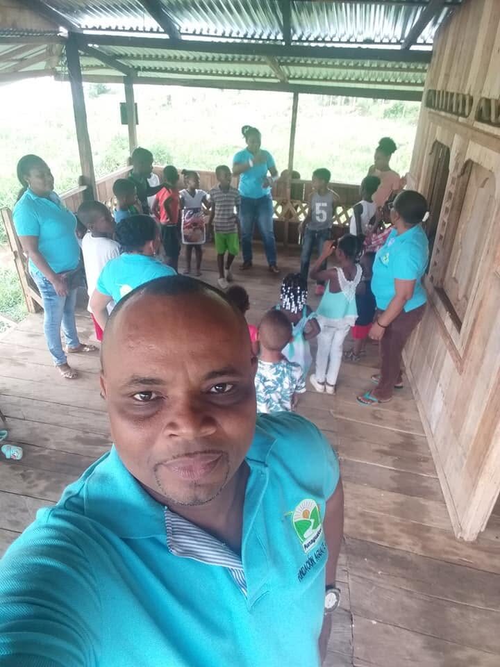 Integrante de Fundación Aguaite durante una actividad comunitaria