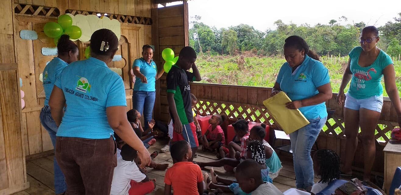 Equipo de Fundación Aguaite orienta un taller infantil